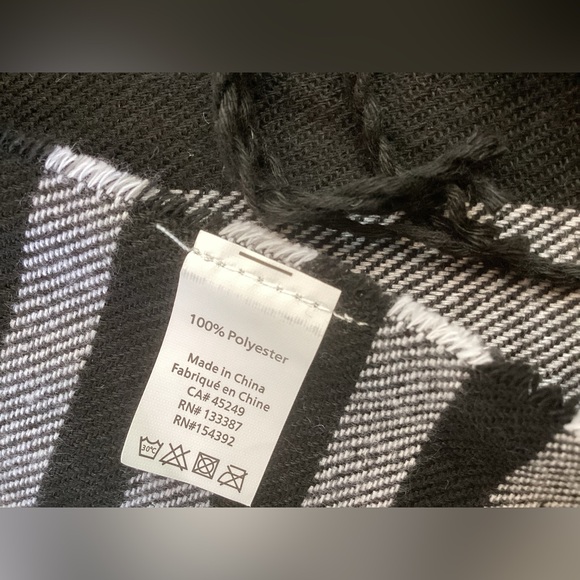 4 Scarf Bundle Plaids NWT - Picture 6 of 7